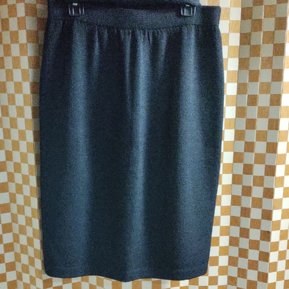 Elegant Black Women's Skirt. St John Heavy knit Basics Skirt. Size 2.